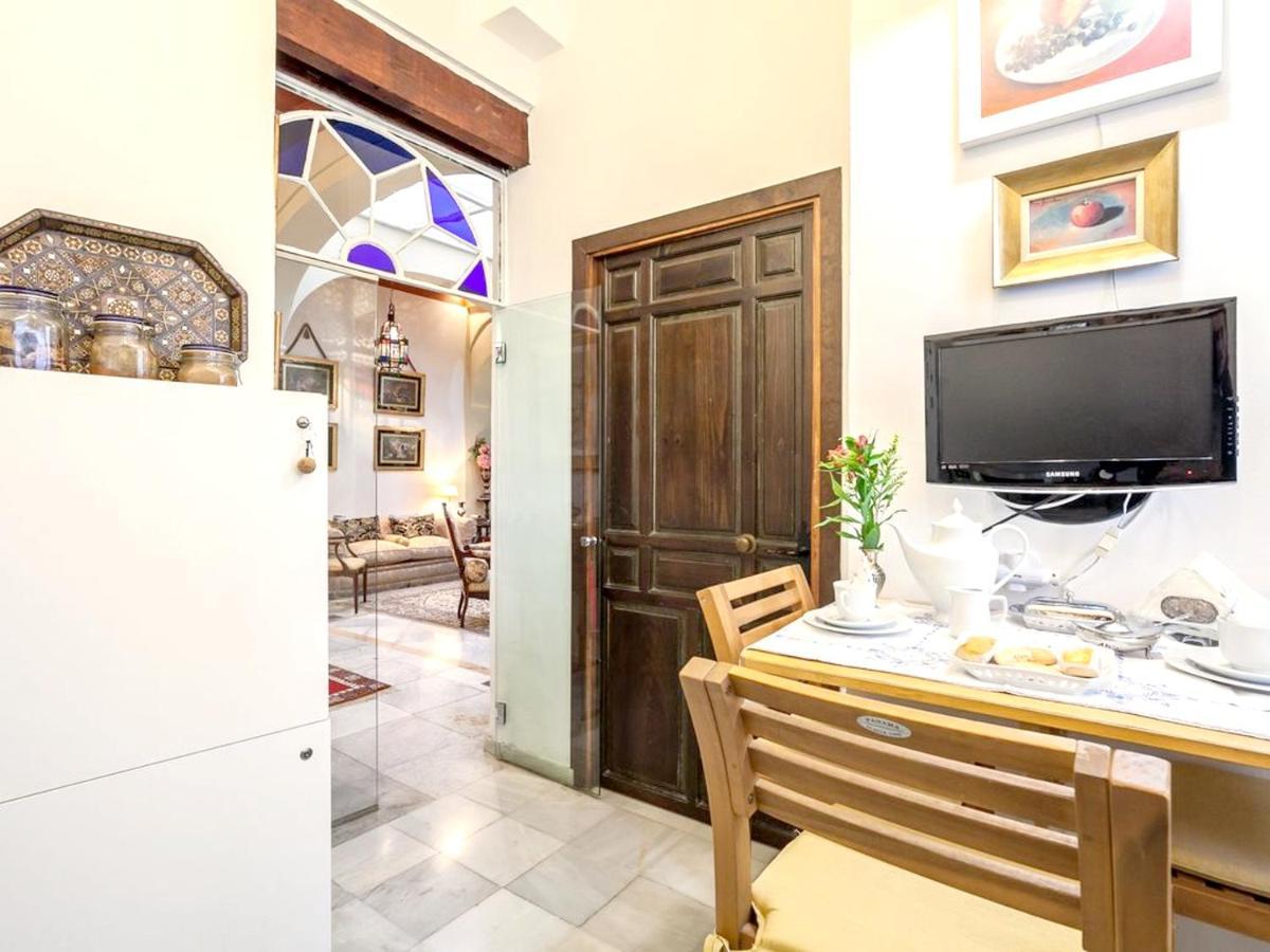 Comfortable House In The Heart Of With Ac. Hébergement de vacances